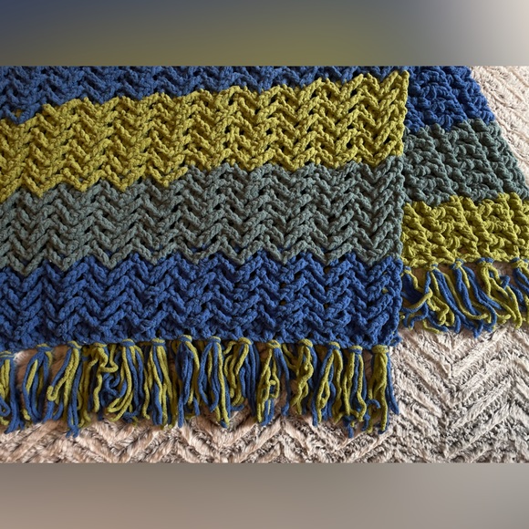 Handmade crochet baby blanket (blue/green/gray blue zigzag) - Picture 1 of 2